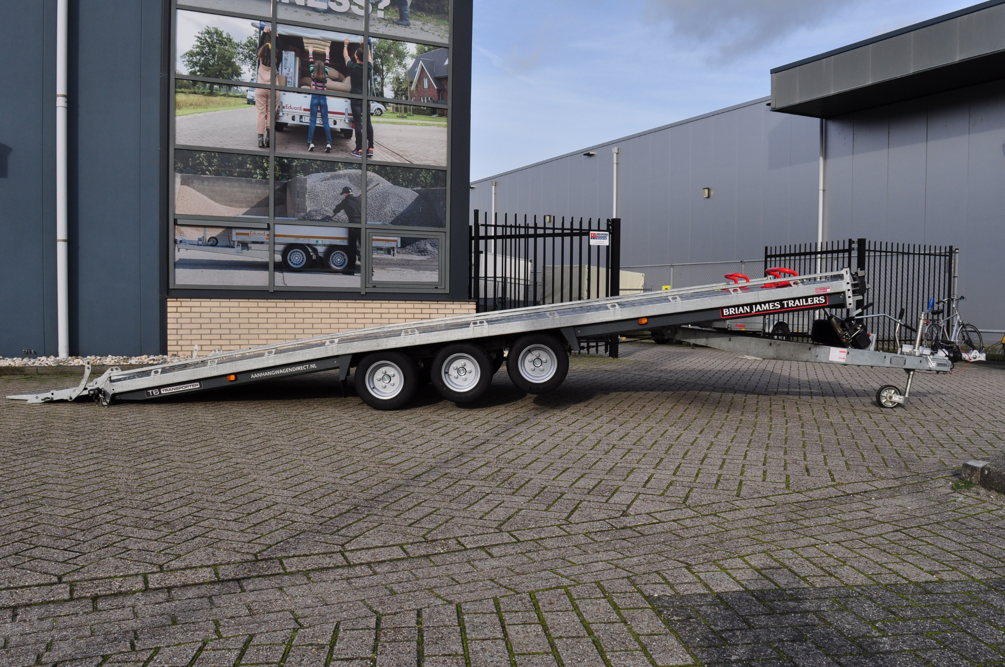 Brian James T autotransporter - 550x207 cm laadoppervlakte -3500 kg bruto laadvermogen - hydraulisch kantelbaar met oprijklep - Occasion