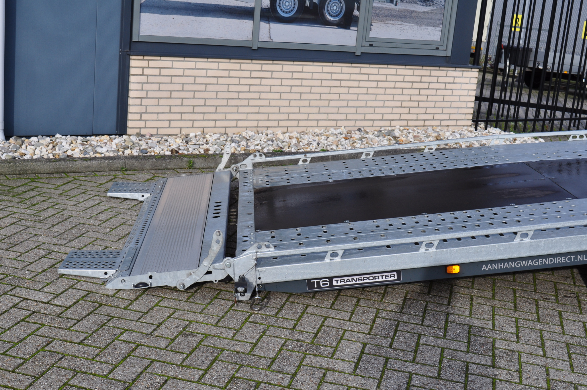 Brian James T autotransporter - 550x207 cm laadoppervlakte -3500 kg bruto laadvermogen - hydraulisch kantelbaar met oprijklep - Occasion