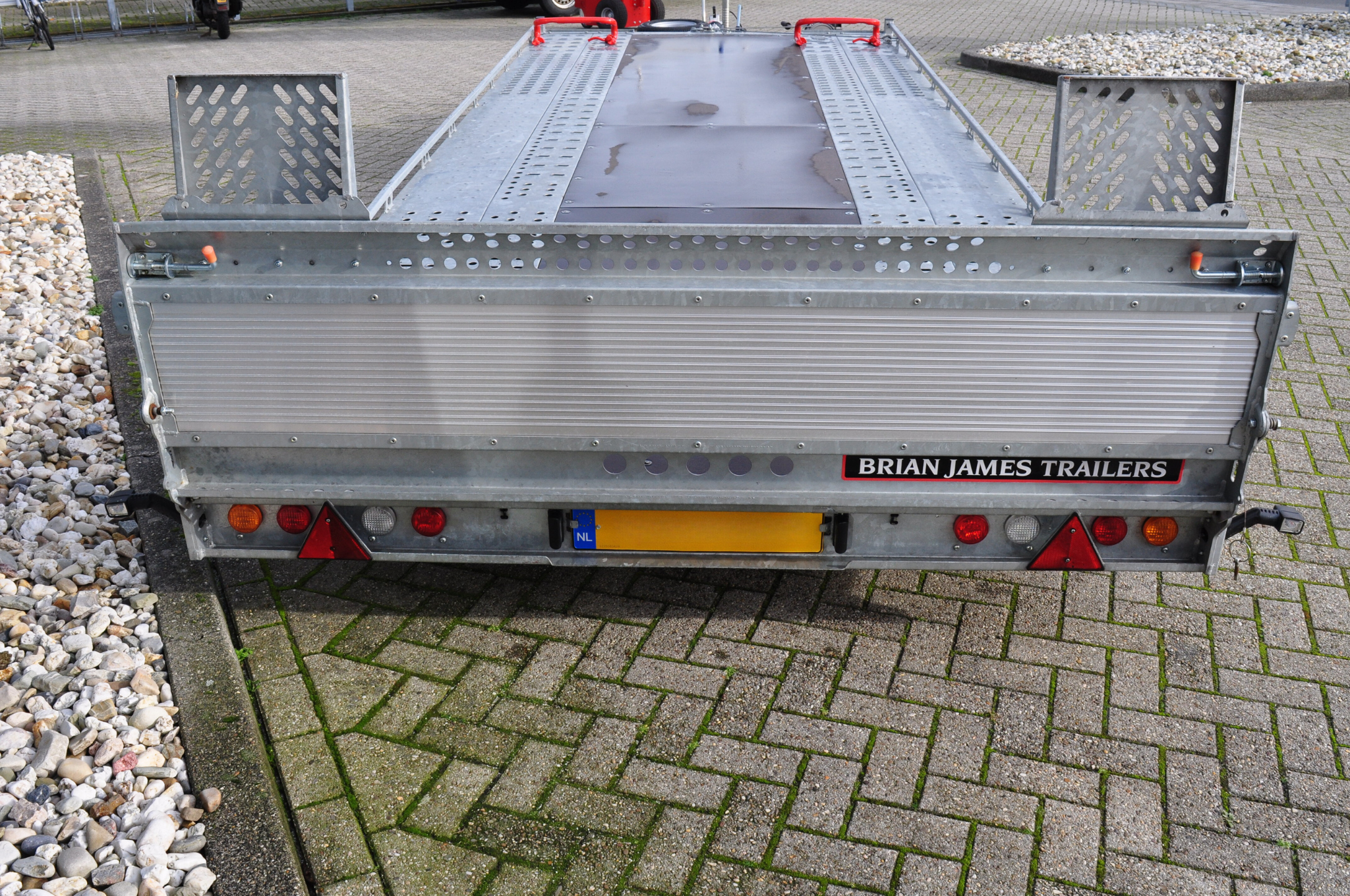Brian James T autotransporter - 550x207 cm laadoppervlakte -3500 kg bruto laadvermogen - hydraulisch kantelbaar met oprijklep - Occasion