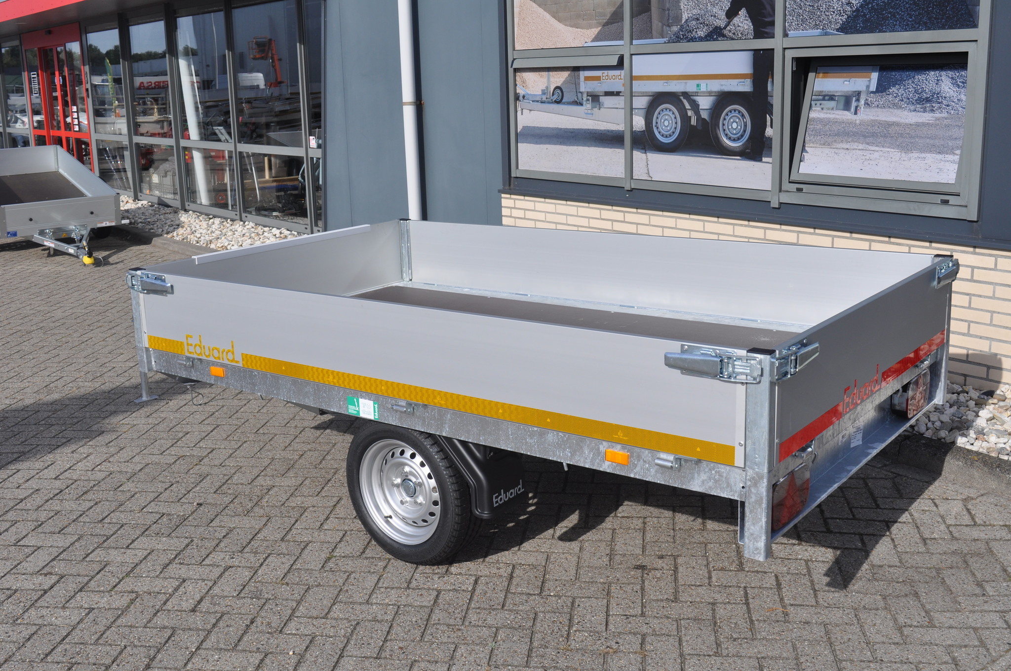 Magazijn uitverkoop - ongeremde Eduard plateauwagen - 256x150 cm - 750 kg bruto laadvermogen - 63 cm laadvloerhoogte - 30 cm borden