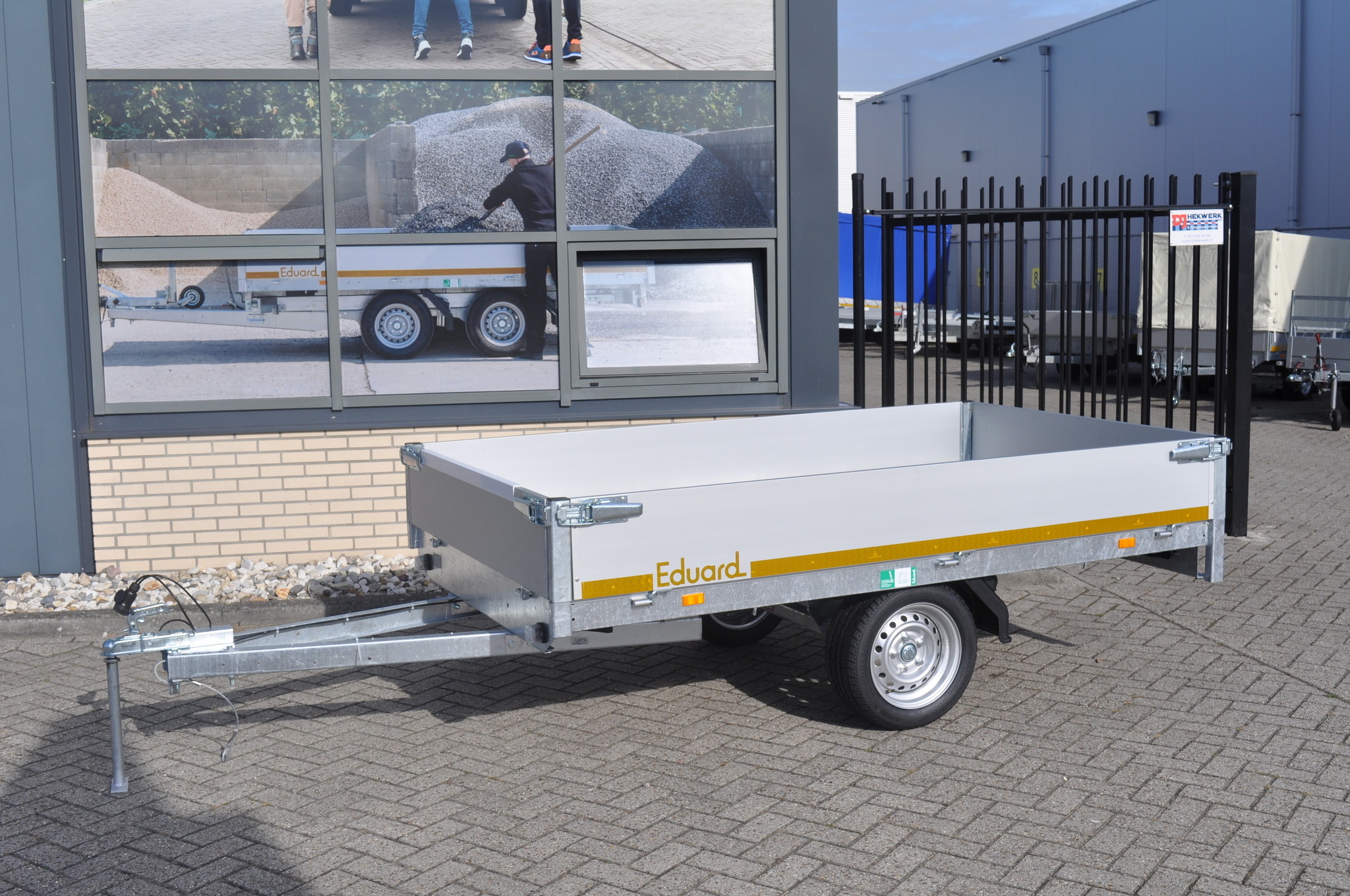 Magazijn uitverkoop - ongeremde Eduard plateauwagen - 256x150 cm - 750 kg bruto laadvermogen - 63 cm laadvloerhoogte - 30 cm borden