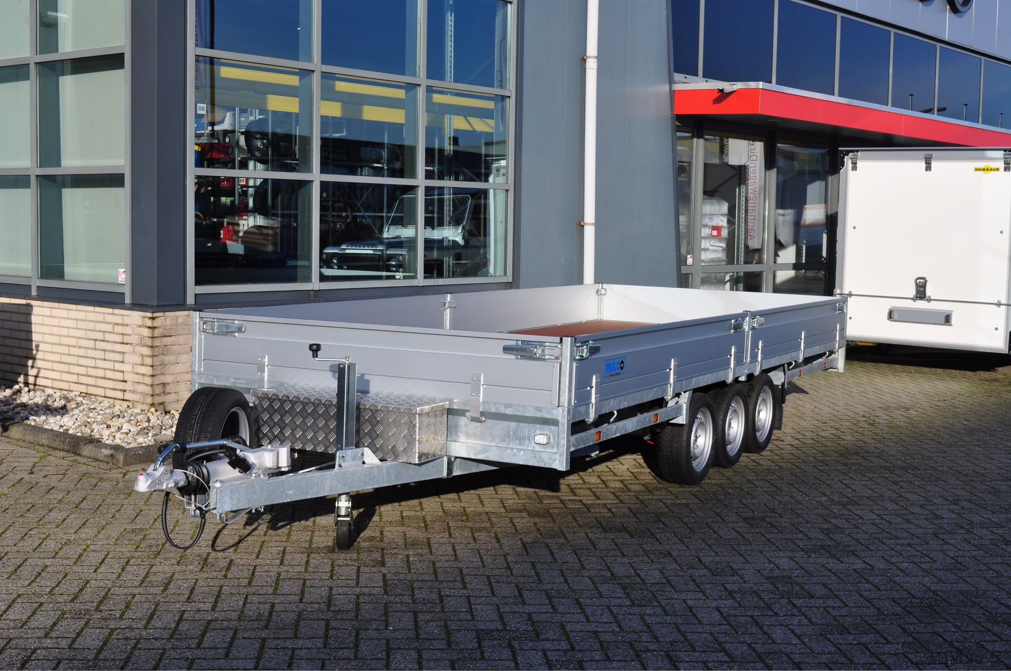 Magazijn uitverkoop - geremde Hulco Medax plateauwagen - 502x203 cm - 3500 kg bruto laadvermogen - 30 cm borden - tridemasser - met gratis disselkist en reservewiel + houder