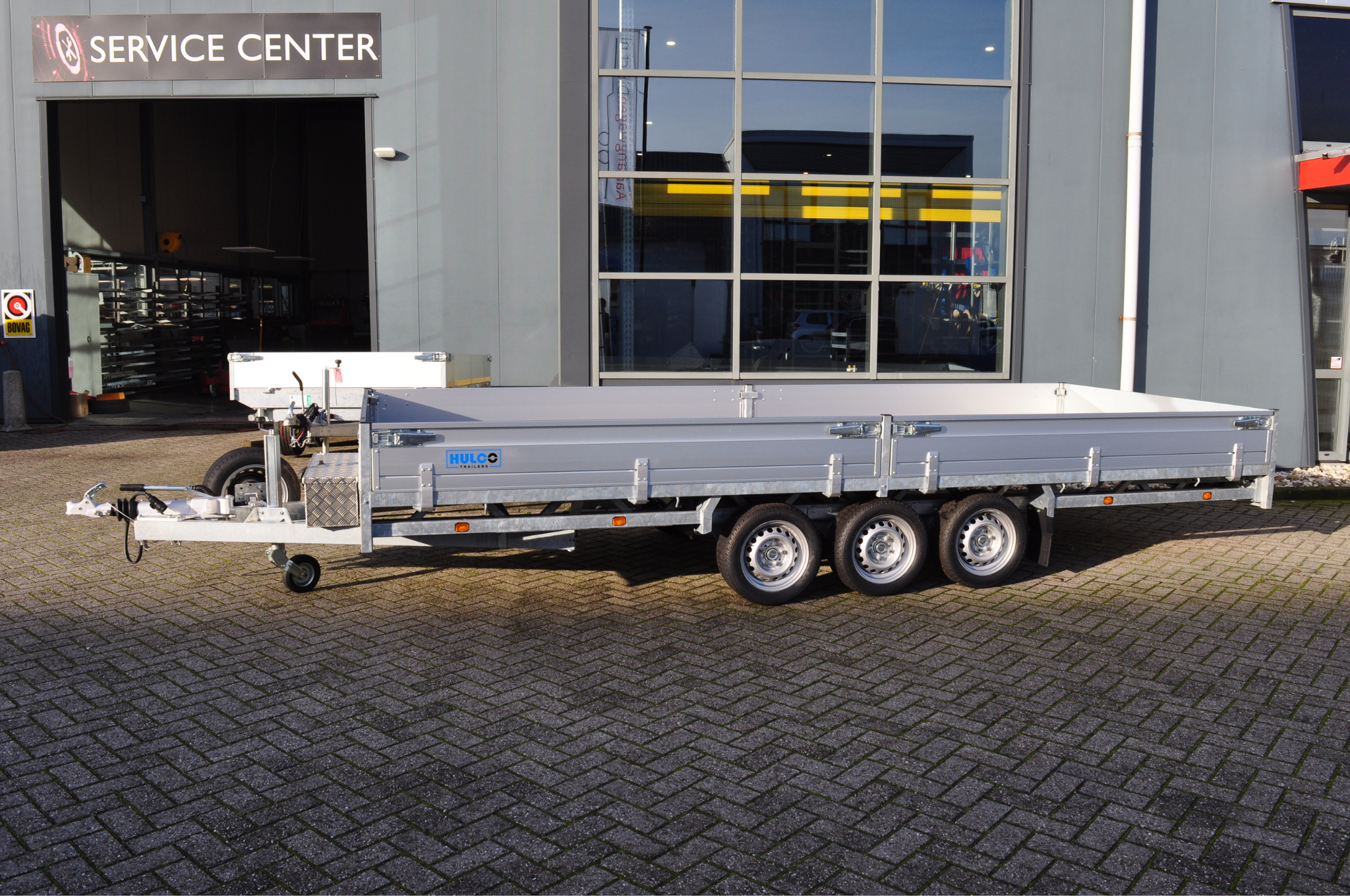 Magazijn uitverkoop - geremde Hulco Medax plateauwagen - 502x203 cm - 3500 kg bruto laadvermogen - 30 cm borden - tridemasser - met gratis disselkist en reservewiel + houder