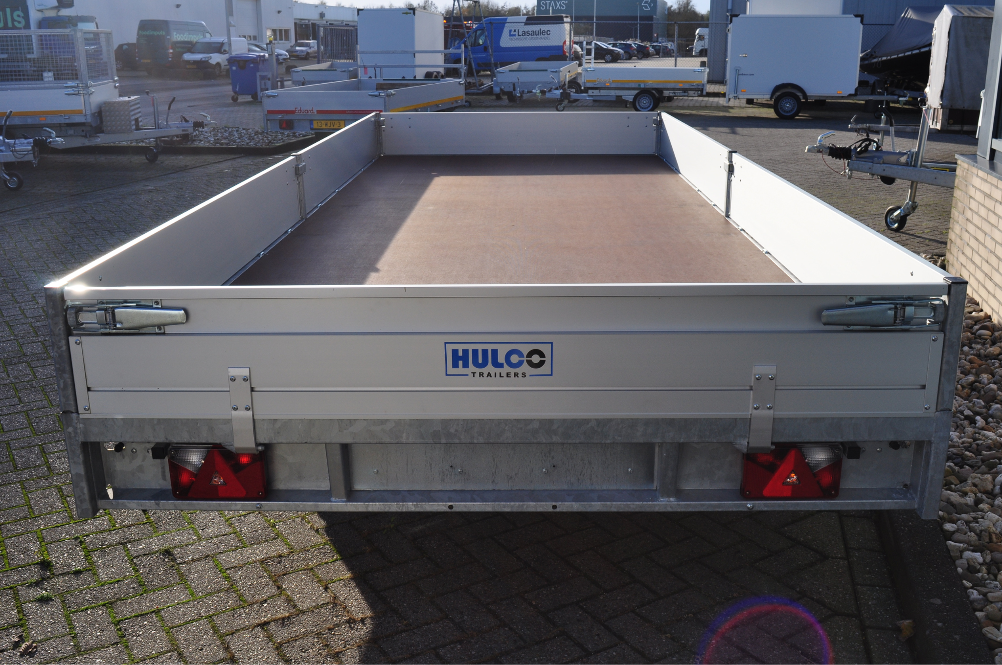 Magazijn uitverkoop - geremde Hulco Medax plateauwagen - 502x203 cm - 3500 kg bruto laadvermogen - 30 cm borden - tridemasser - met gratis disselkist en reservewiel + houder
