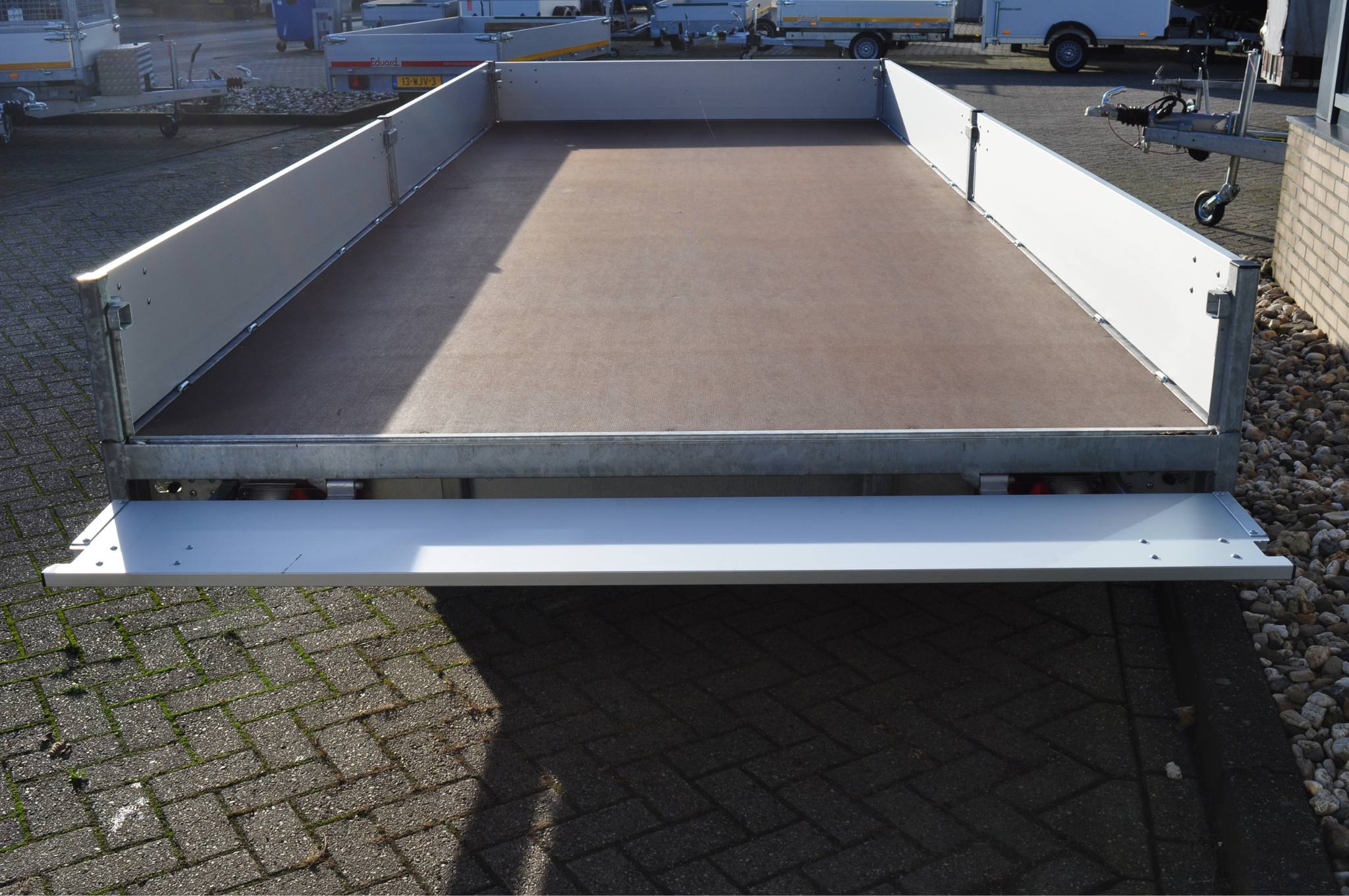Magazijn uitverkoop - geremde Hulco Medax plateauwagen - 502x203 cm - 3500 kg bruto laadvermogen - 30 cm borden - tridemasser - met gratis disselkist en reservewiel + houder