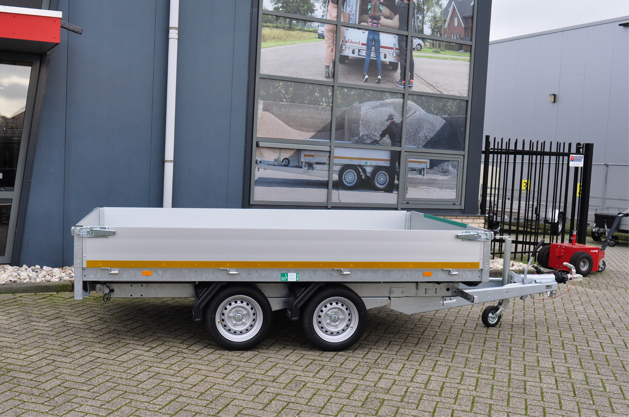 Geremde Eduard achterwaartse kipper - 310x180 cm - 2700 kg bruto laadvermogen - elektrisch, extern laden + handpomp - 63 cm laadvloerhoogte