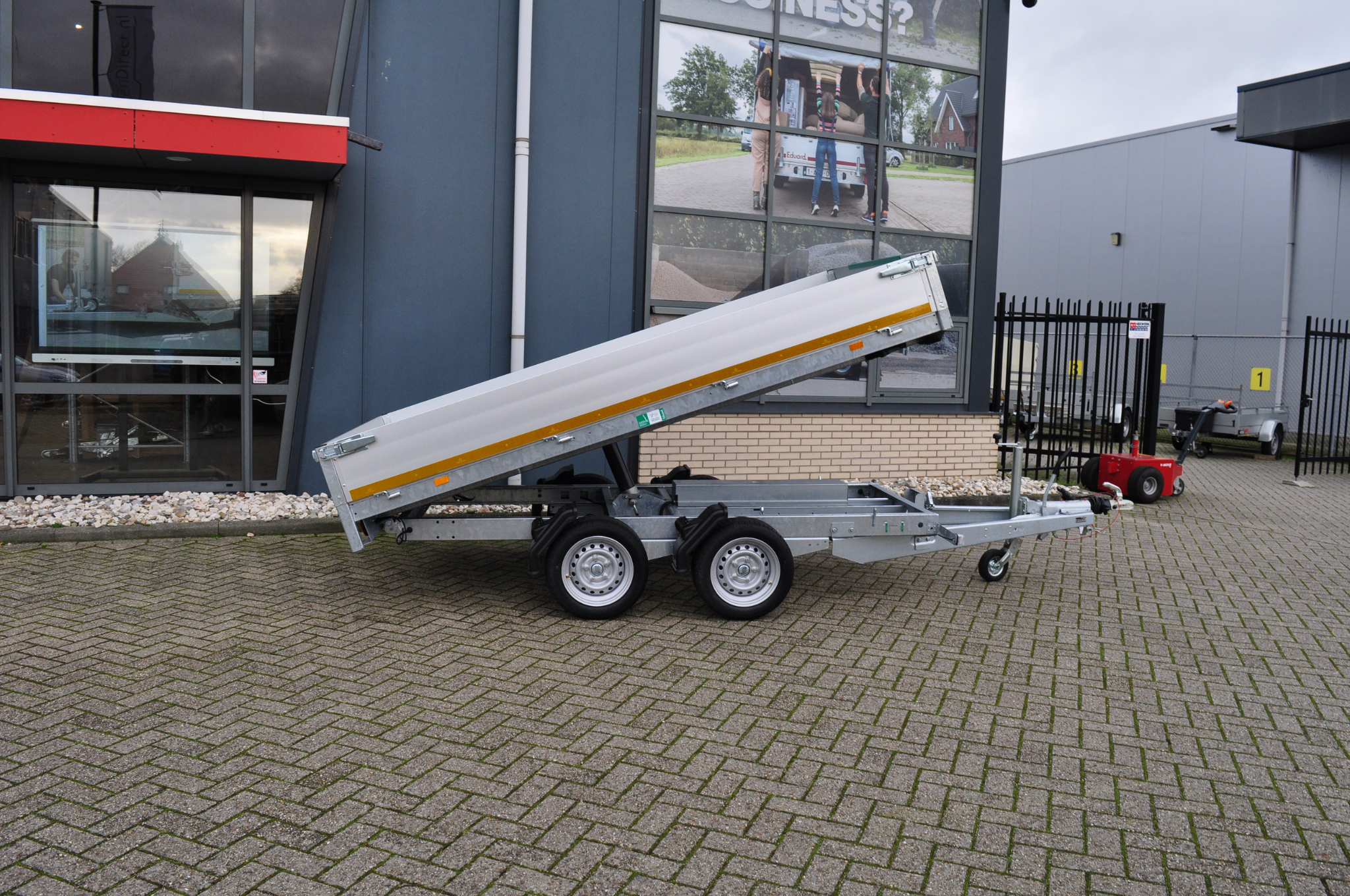 Geremde Eduard achterwaartse kipper - 310x180 cm - 2700 kg bruto laadvermogen - elektrisch, extern laden + handpomp - 63 cm laadvloerhoogte