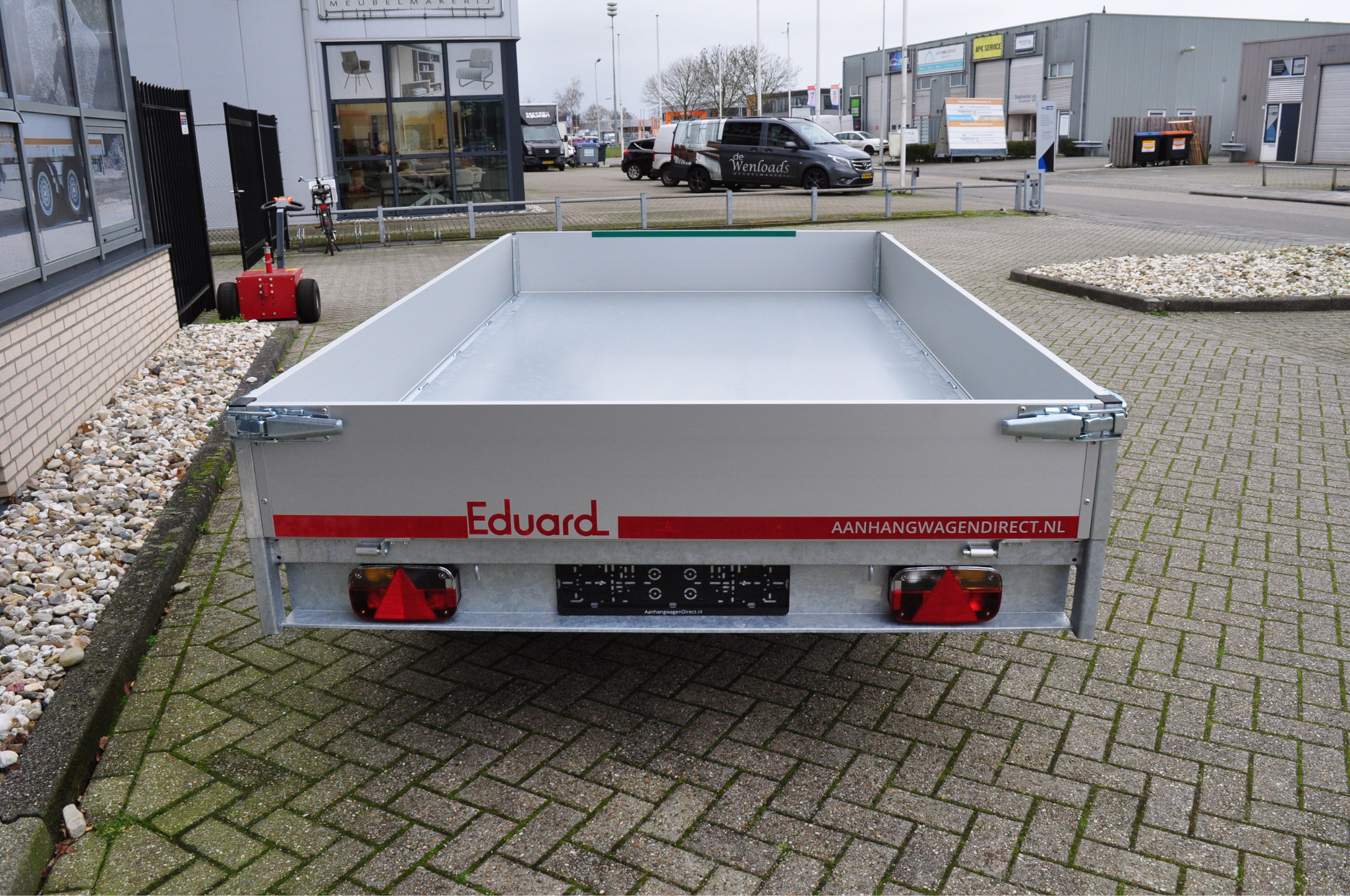Geremde Eduard achterwaartse kipper - 310x180 cm - 2700 kg bruto laadvermogen - elektrisch, extern laden + handpomp - 63 cm laadvloerhoogte