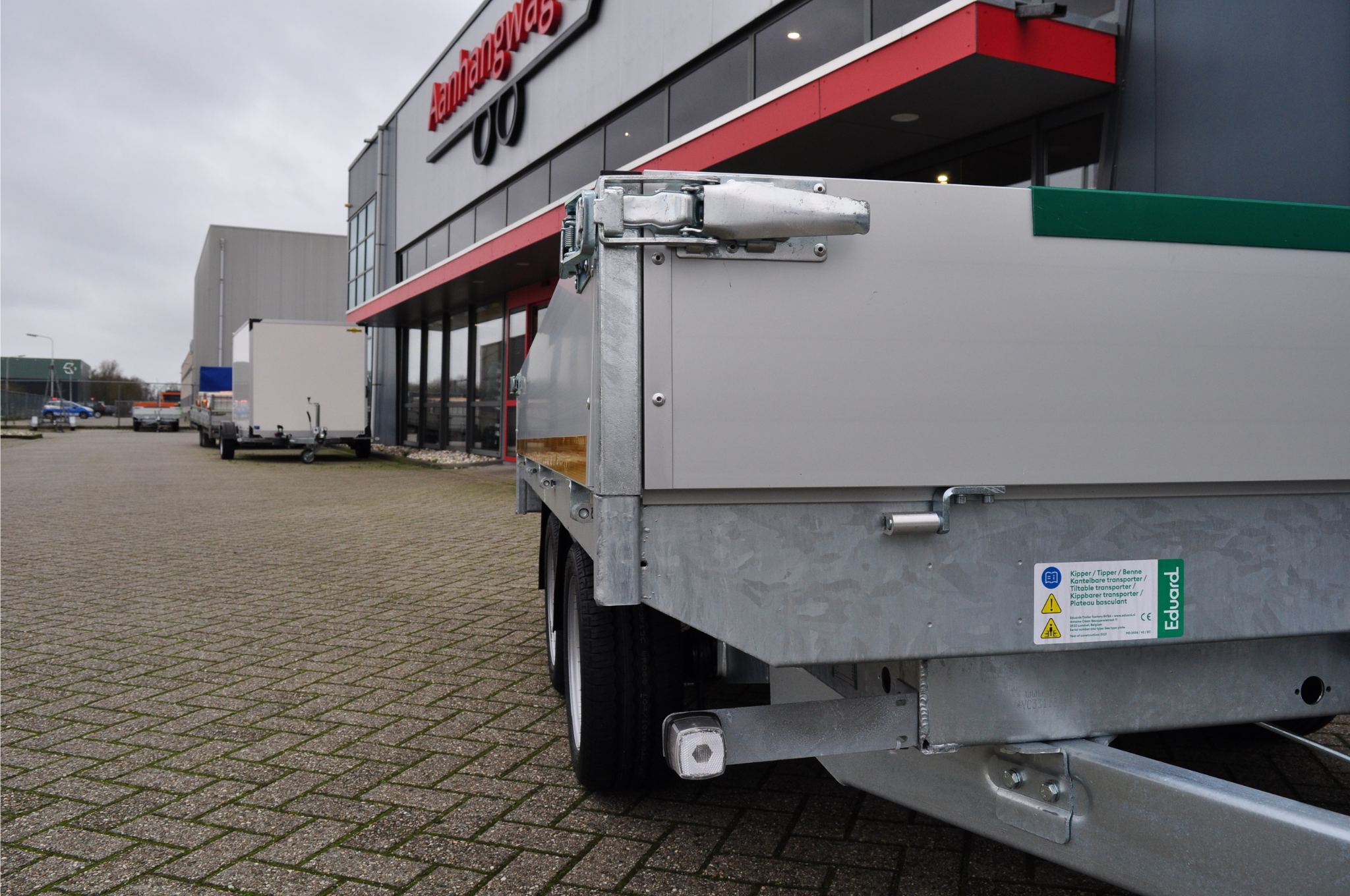 Geremde Eduard achterwaartse kipper - 310x180 cm - 2700 kg bruto laadvermogen - elektrisch, extern laden + handpomp - 63 cm laadvloerhoogte