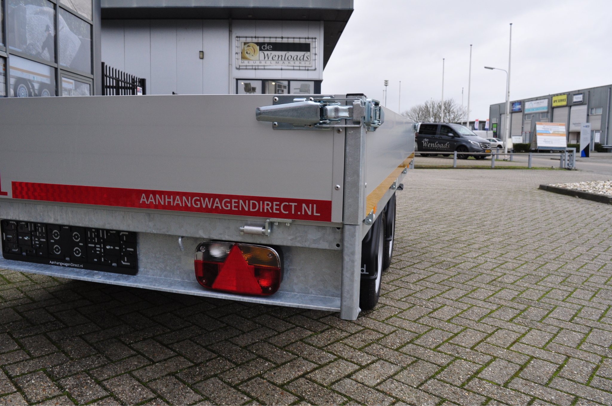 Geremde Eduard achterwaartse kipper - 310x180 cm - 2700 kg bruto laadvermogen - elektrisch, extern laden + handpomp - 63 cm laadvloerhoogte