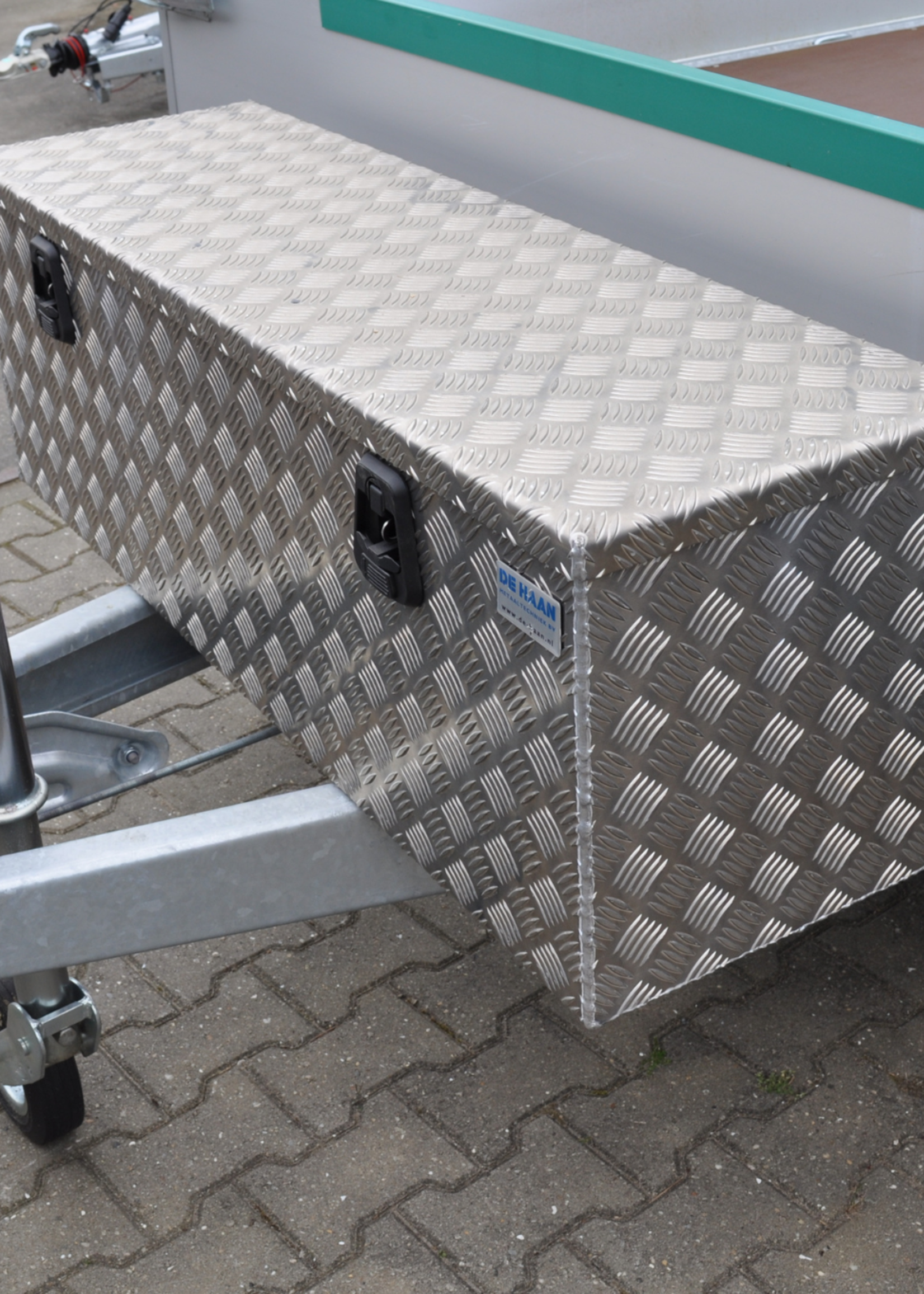 De Haan De Haan Box - 1200x400x400 mm - water en stofdichte aluminium traanplaat disselbak - voorzien van gasveren en 2 t-sluitingen