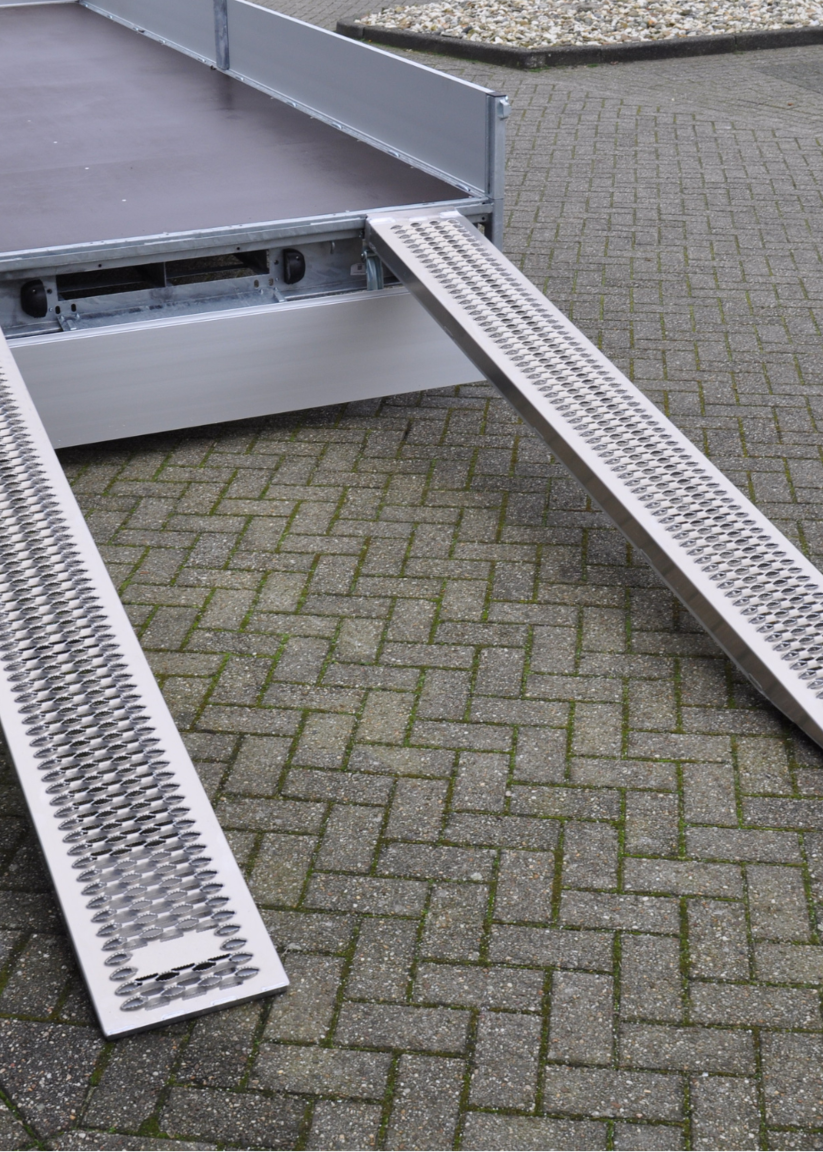 Eduard Geremde Eduard multitransporter - 606x200 cm - 3500 kg bruto laadvermogen - 63 cm laadvloerhoogte - 30 cm borden - inclusief oprijplaten en handlier - tridem asser
