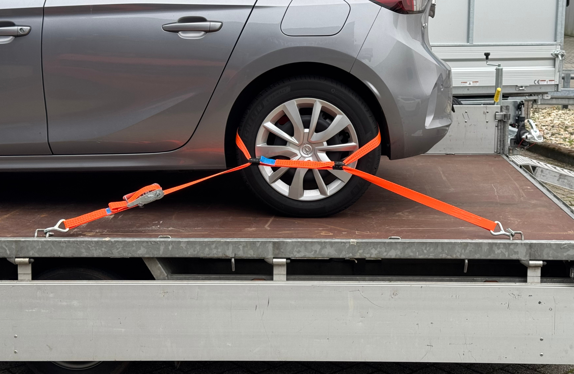Hoe werken spanbanden en hoe zet je de lading vast op de aanhanger?