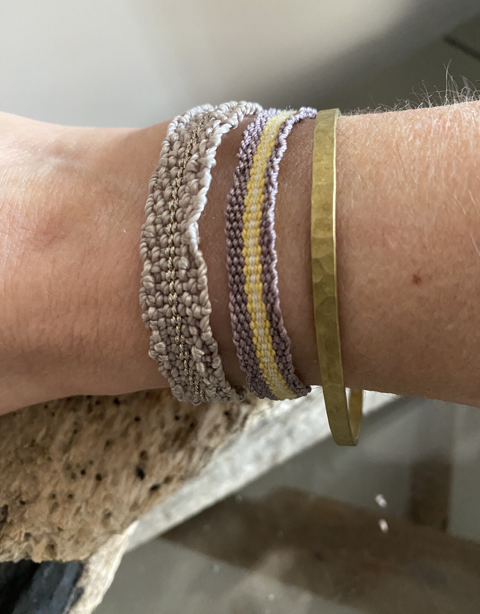 MIEQ Smalle gehamerde messing armband