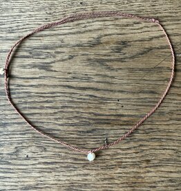 MIEQ Kort kettinkje parel met rood/goud draad