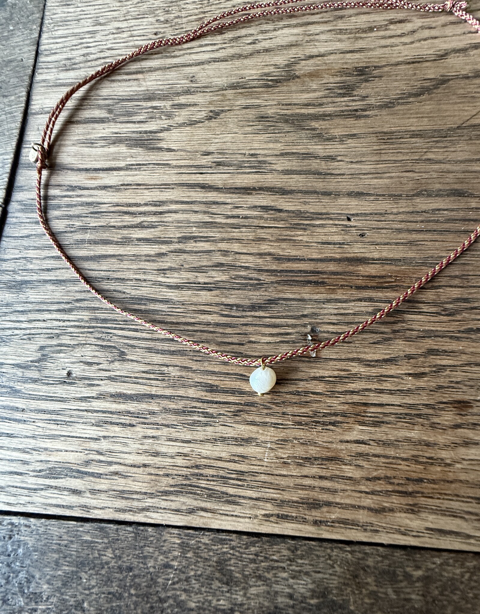 MIEQ Kort kettinkje parel met blauw/goud draad