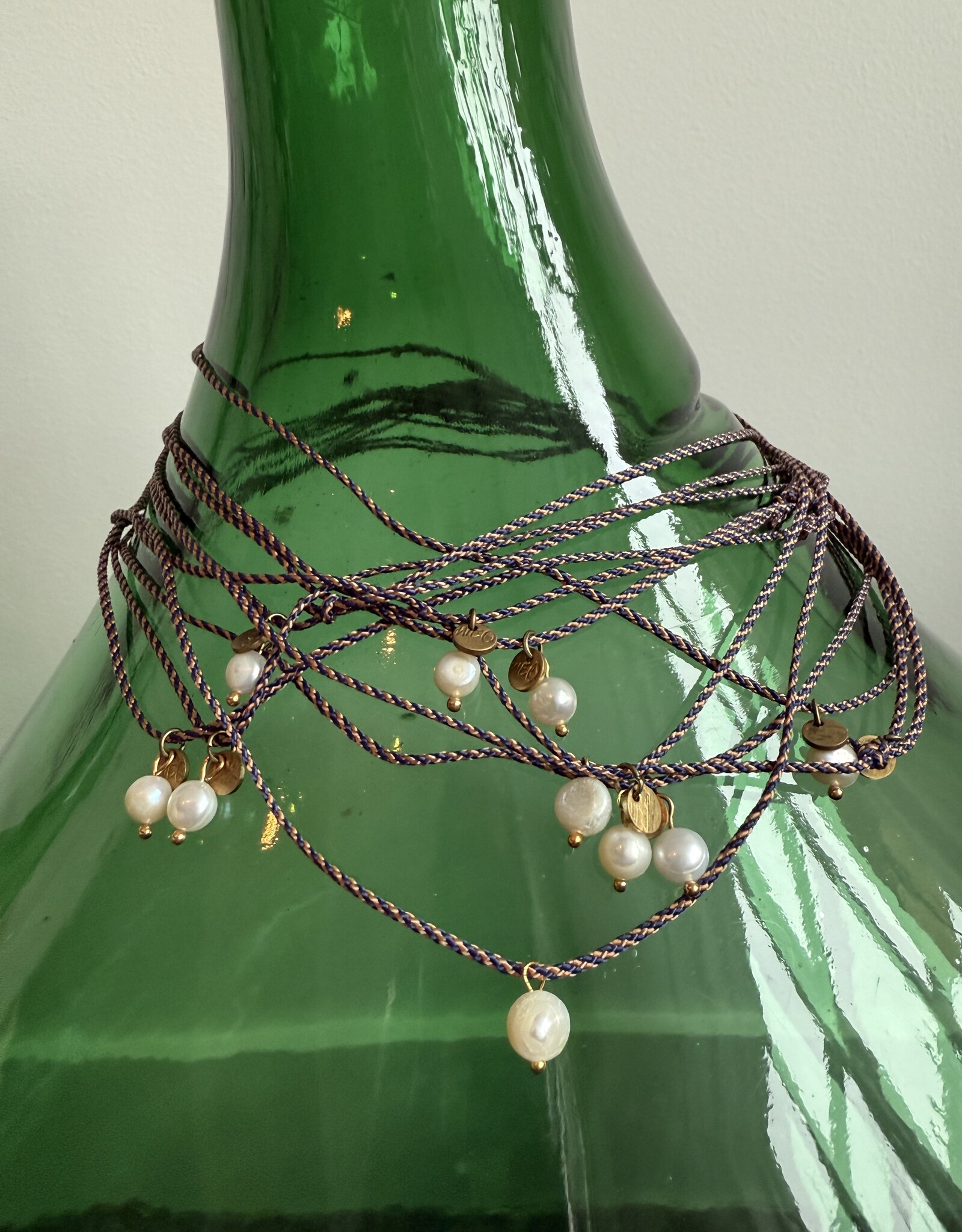 MIEQ Kort kettinkje parel met blauw/goud draad