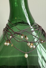 MIEQ Kort kettinkje parel met blauw/goud draad