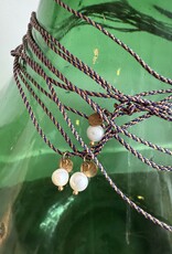 MIEQ Kort kettinkje parel met blauw/goud draad