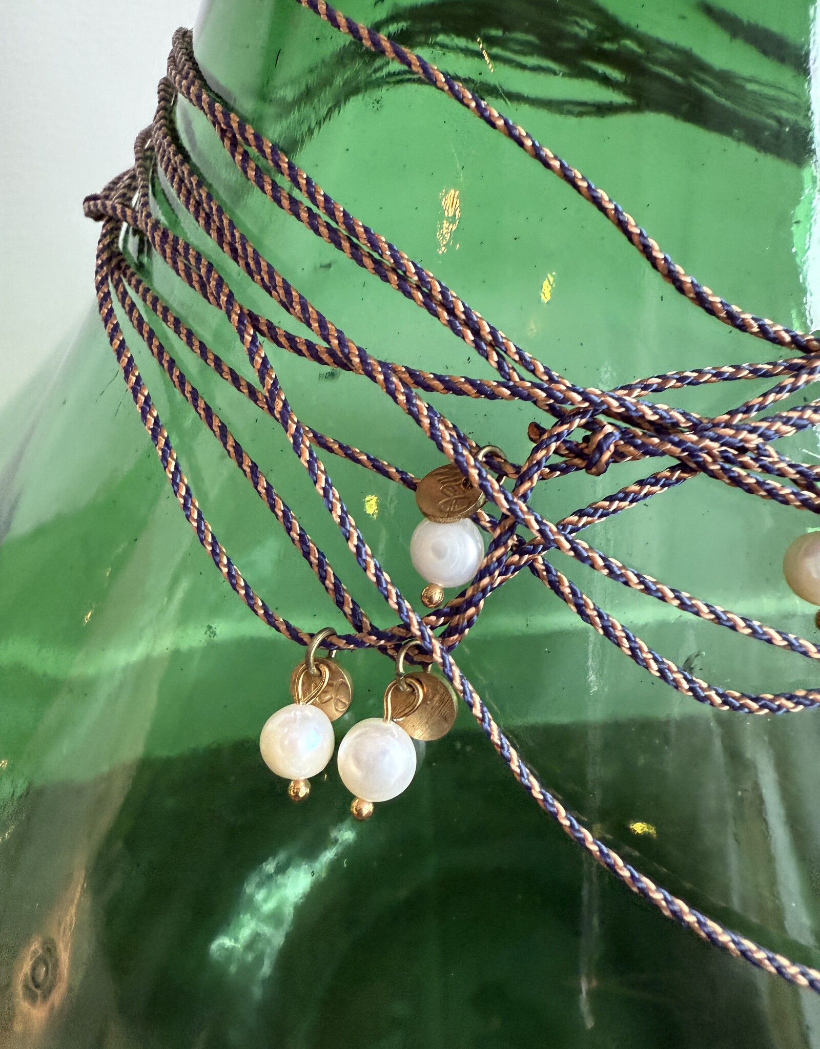 MIEQ Kort kettinkje parel met blauw/goud draad