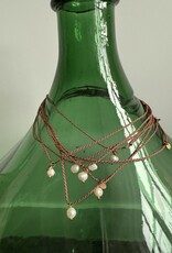 MIEQ Kort kettinkje parel met blauw/goud draad