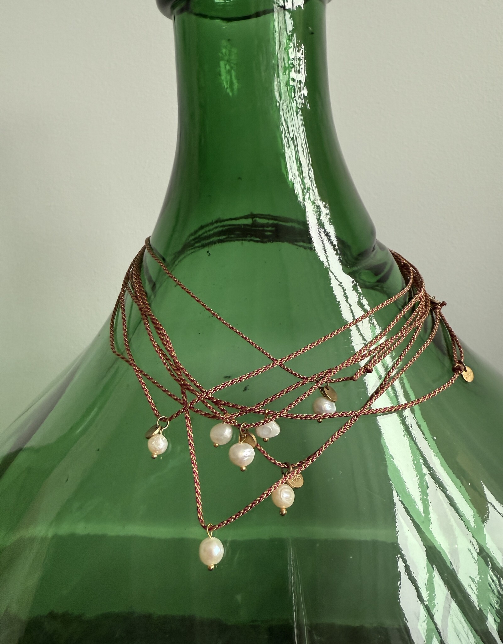 MIEQ Kort kettinkje parel met blauw/goud draad