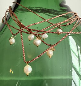 MIEQ Kort kettinkje parel met rood/goud draad