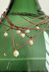 MIEQ Kort kettinkje parel met blauw/goud draad