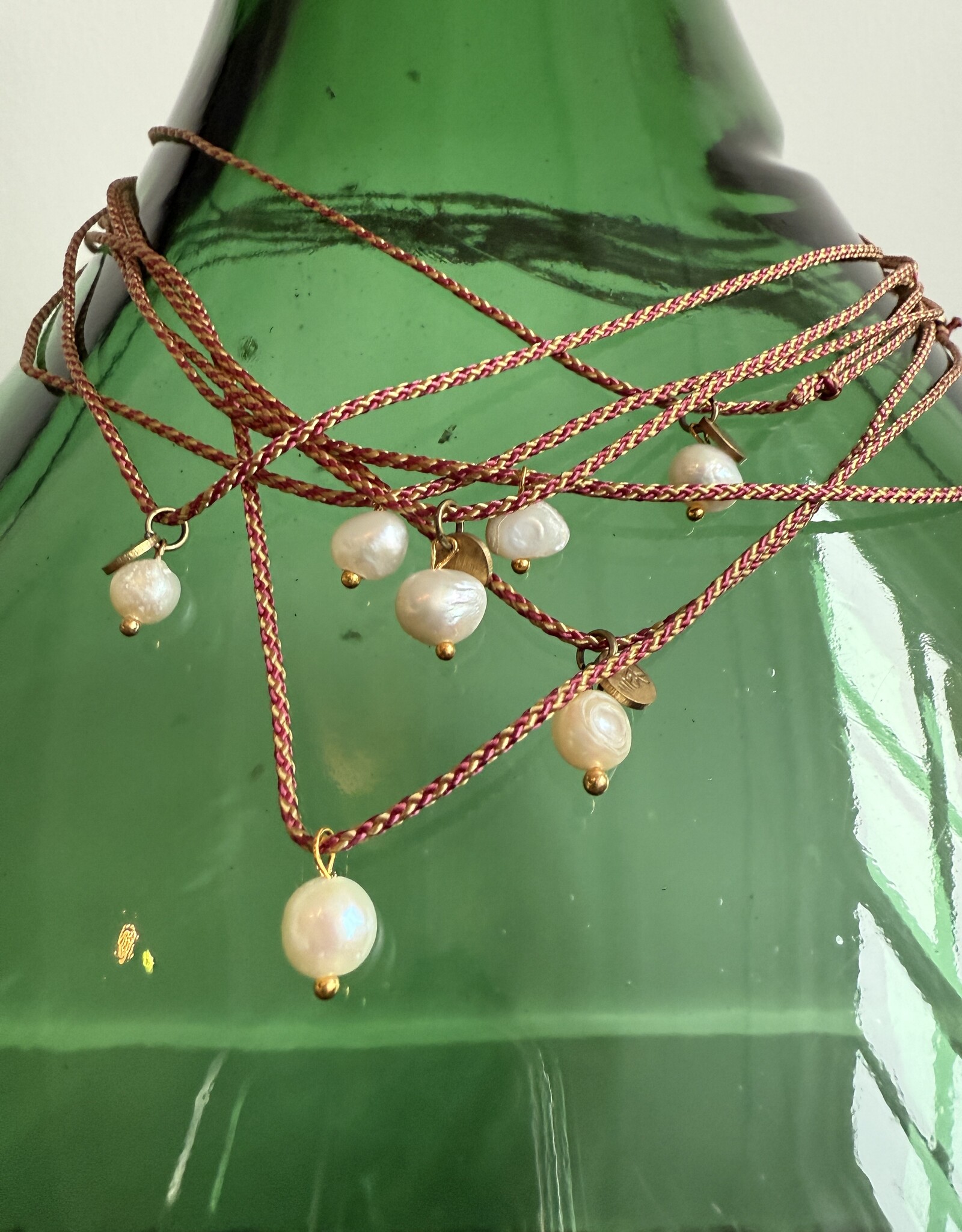 MIEQ Kort kettinkje parel met blauw/goud draad