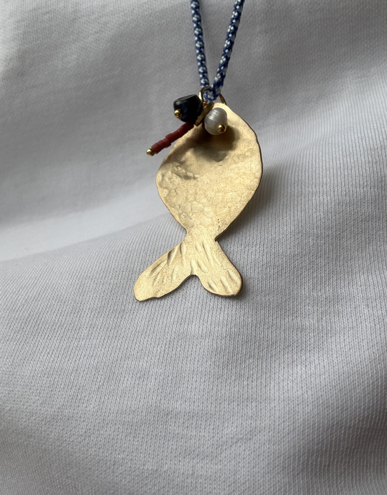 MIEQ ketting vis aan blauw draad met parels