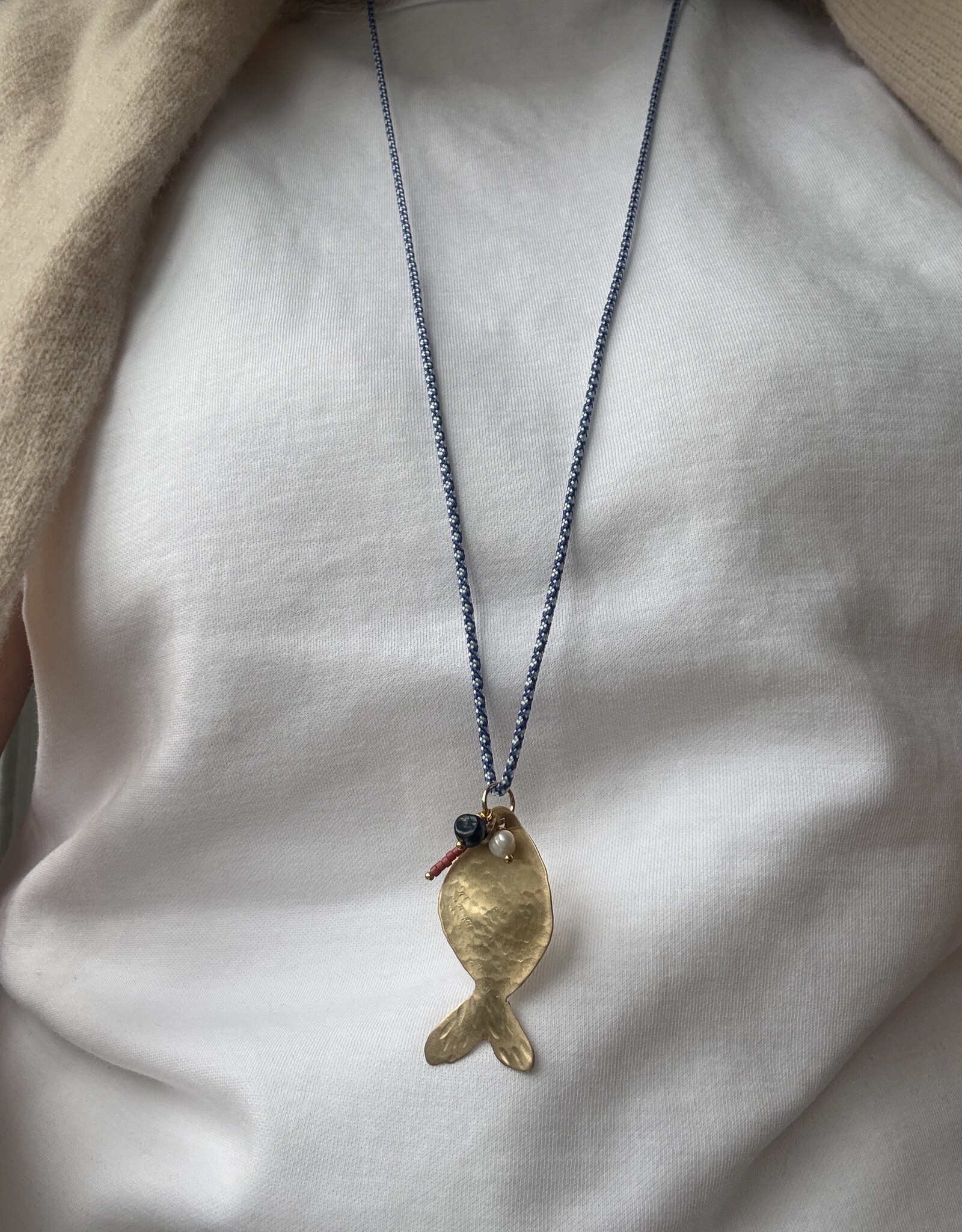 MIEQ ketting vis aan blauw draad met parels