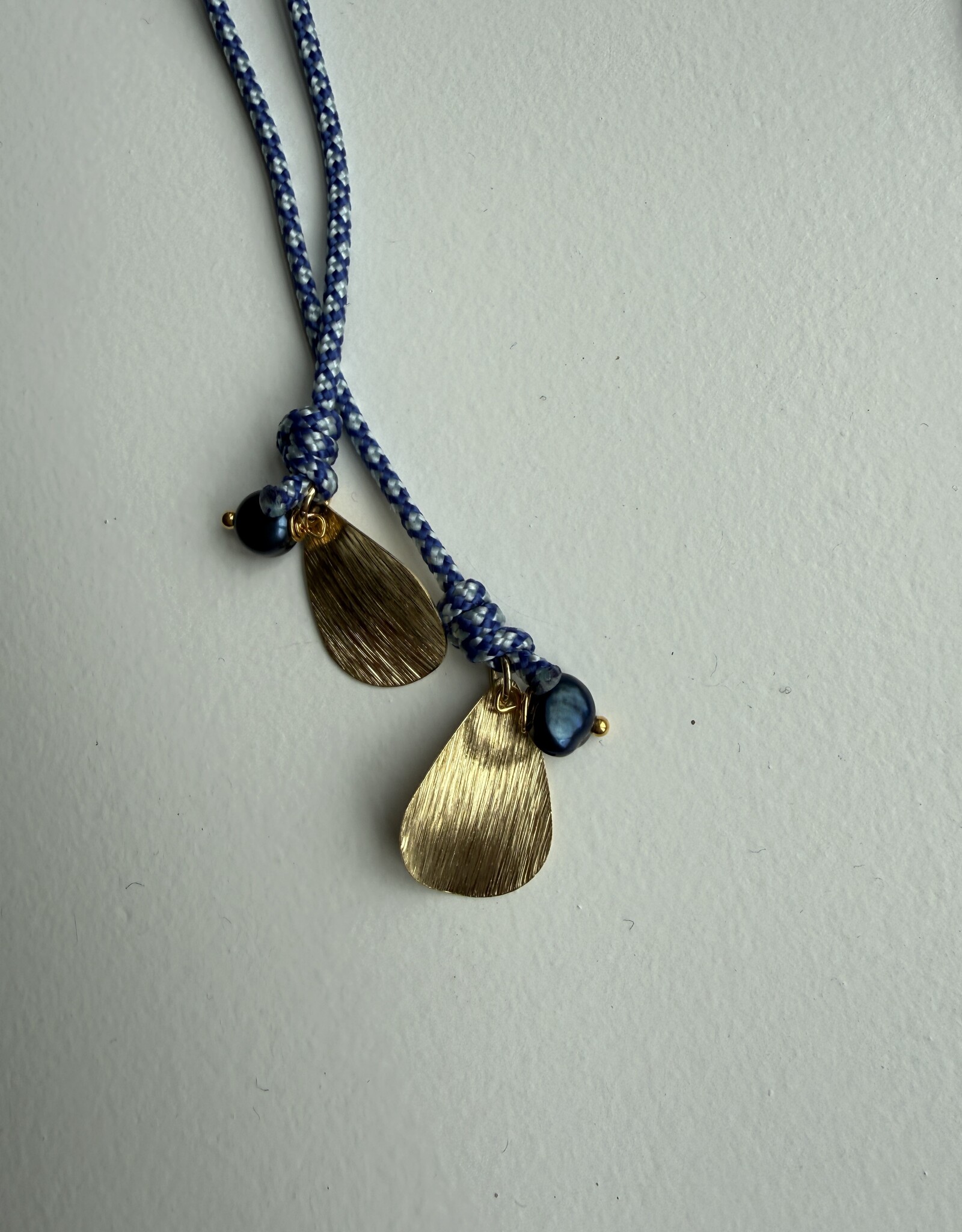 MIEQ ketting vis aan blauw draad met parels