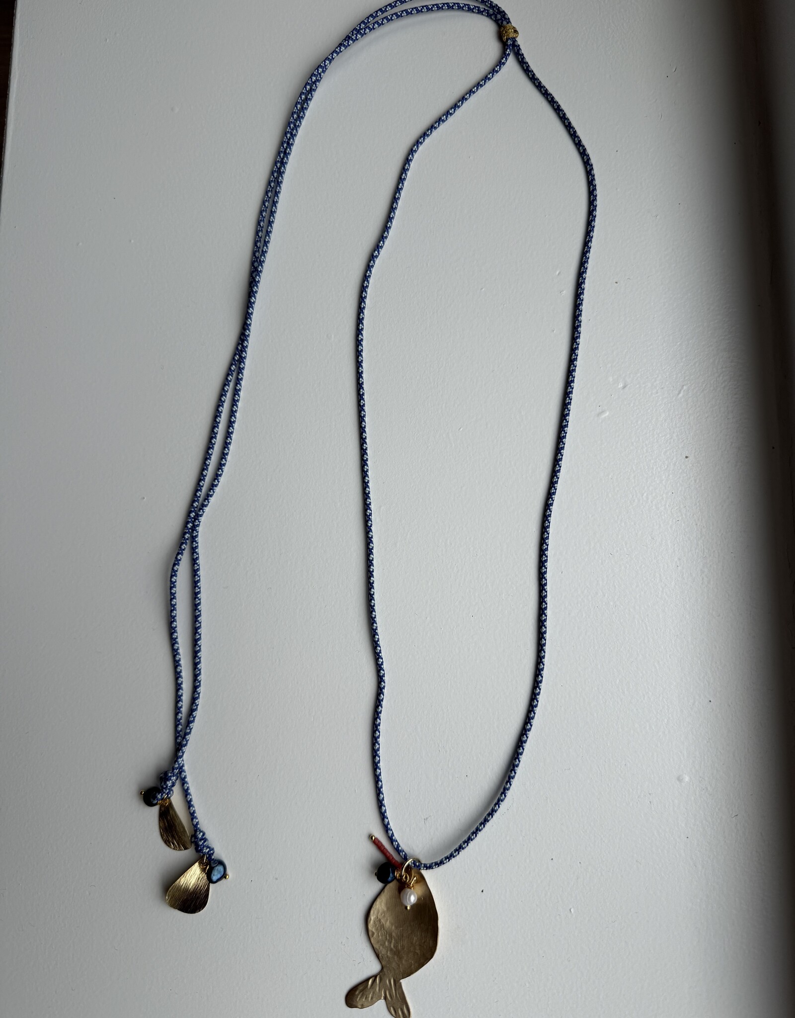 MIEQ ketting vis aan blauw draad met parels