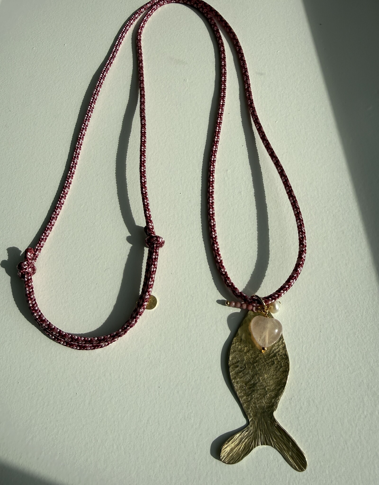 MIEQ Ketting vis aan rood/roze draad