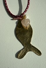 MIEQ Ketting vis aan rood/roze draad