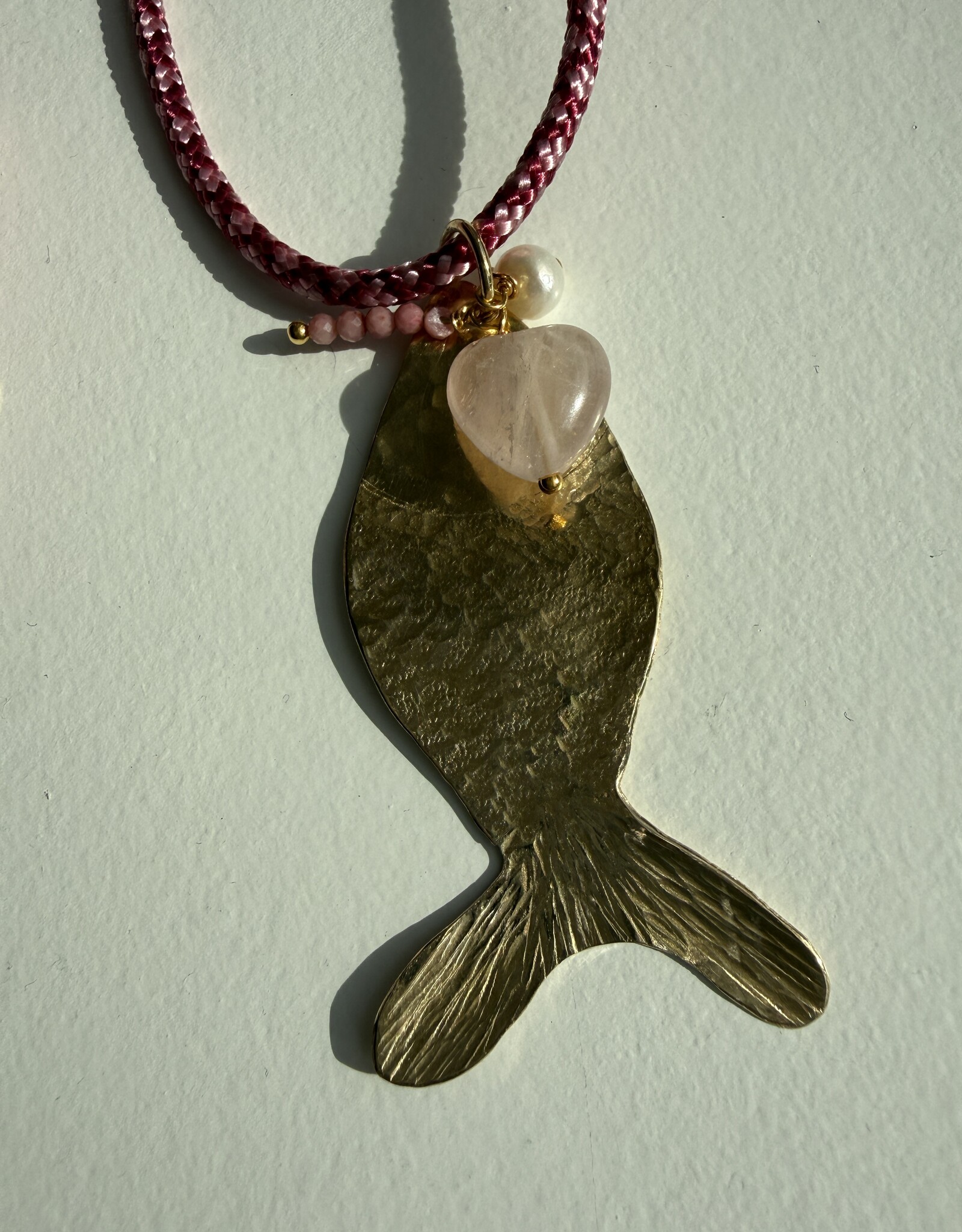 MIEQ Ketting vis aan rood/roze draad