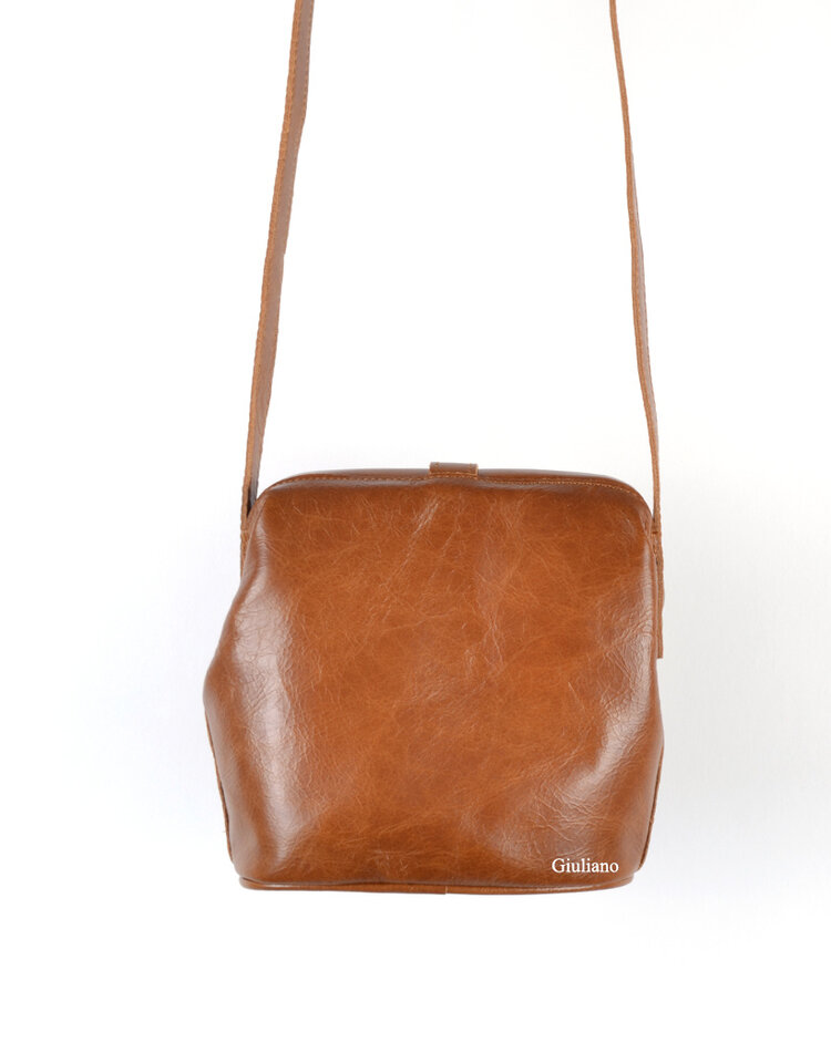 Leather shoulderbag  |  Buckle
