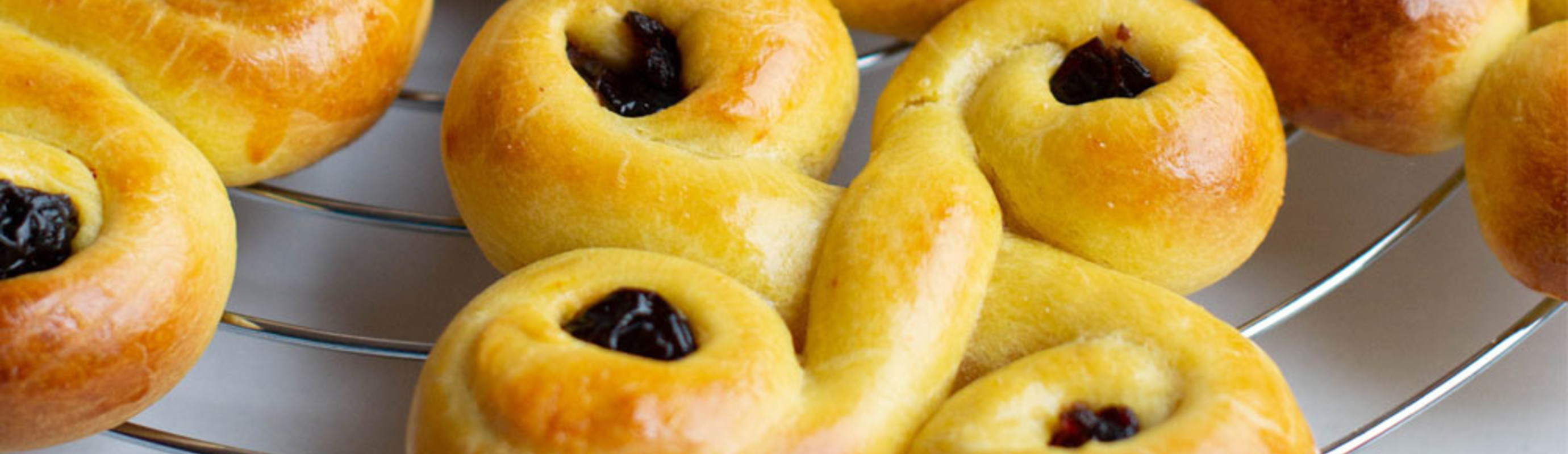 Zweedse saffraan broodjes eten bij het lichtjesfeest St. Lucia op 13 december