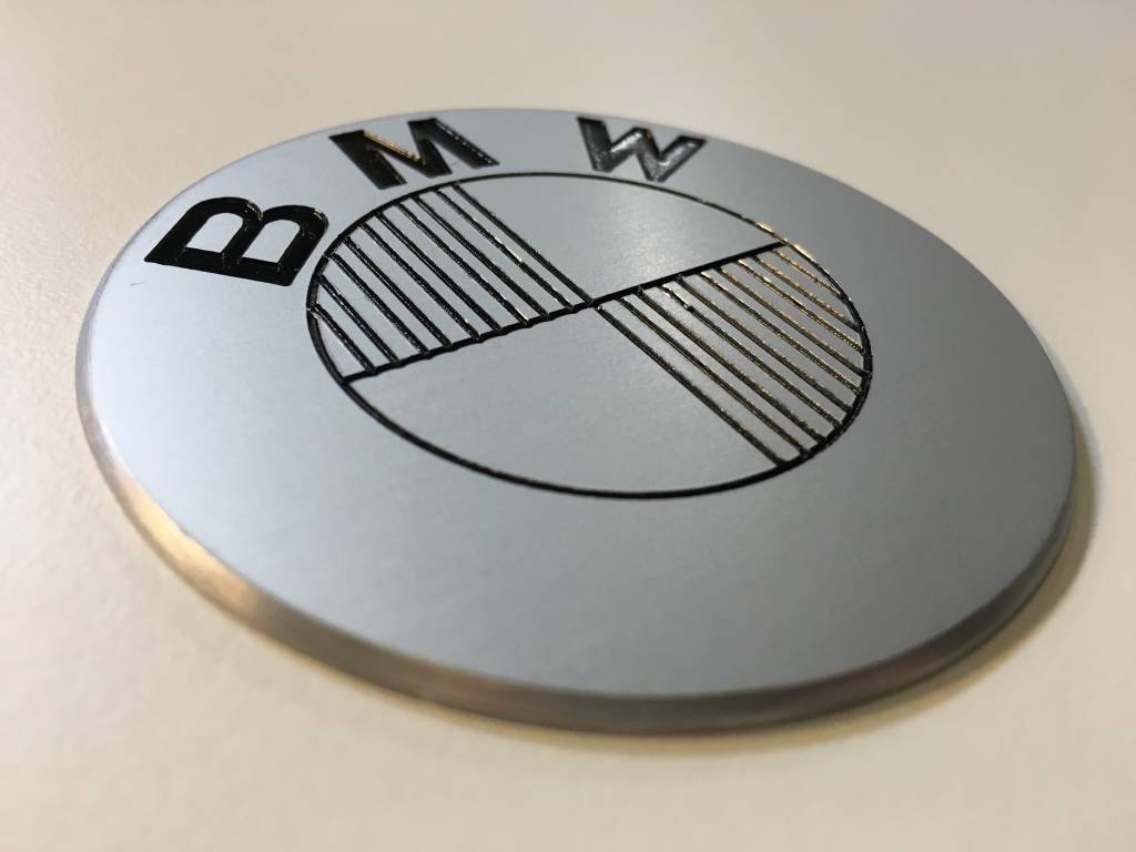 Badges BMW avec grille en aluminium - 70mm (la paire) - Creativ Garage