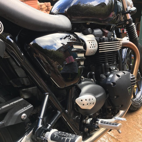 Motone Street Twin | Gerippte Seitenteile | Schwarz Glänzend