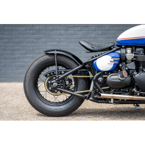 Motone CUTLASS | Triumph Bobber Kettenschutz | Schwarz Glänzend