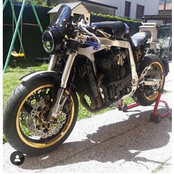 GSXR 750 transformée en café racer