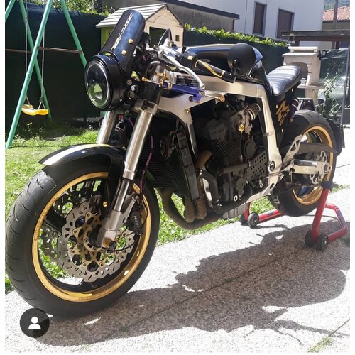 GSXR 750 omgetoverd tot caféracer