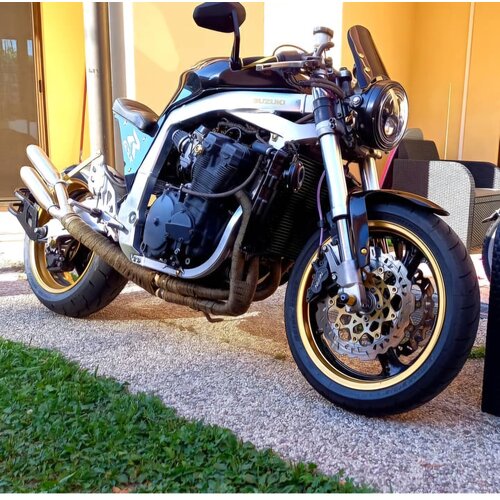 GSXR 750 trasformata in café racer