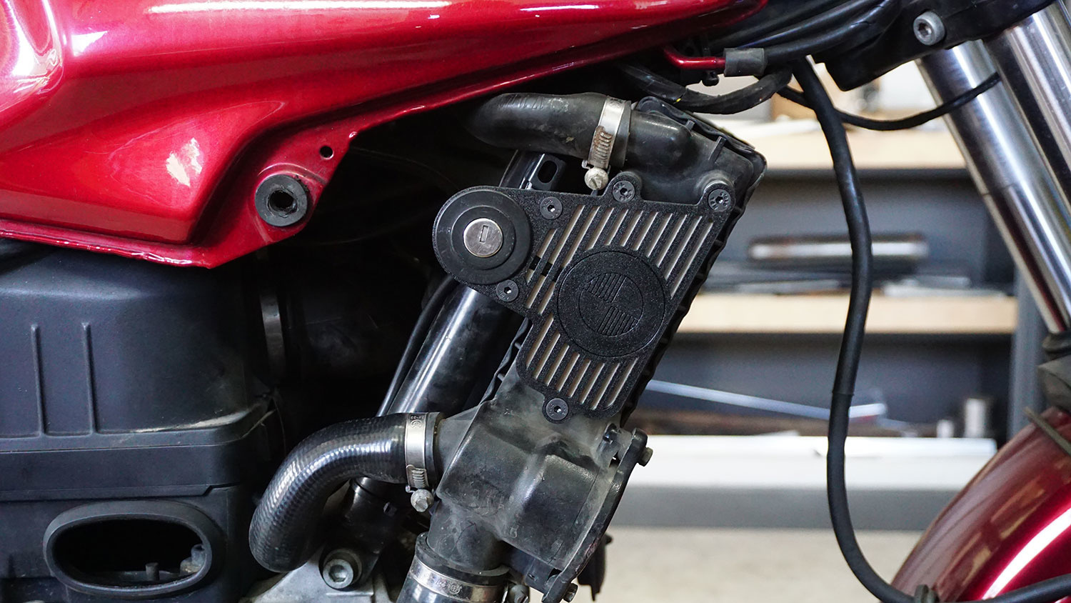 BMW K75/K100 Radiator contactslot beugel / houder - CafeRacerWebshop.com