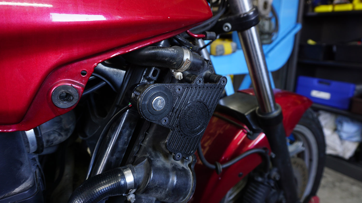 BMW K75/K100 Radiator contactslot beugel / houder - CafeRacerWebshop.com