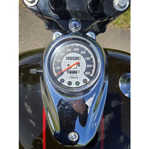 Yamaha Dragstar V-start Chopper de exhibición personalizada