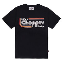 È una maglietta da bambino con la scritta "Chopper" in nero.