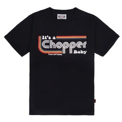 È una maglietta da bambino con la scritta "Chopper" in nero.