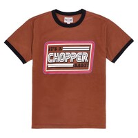 Es una camiseta de bebé "It's A Chopper" en color marrón.